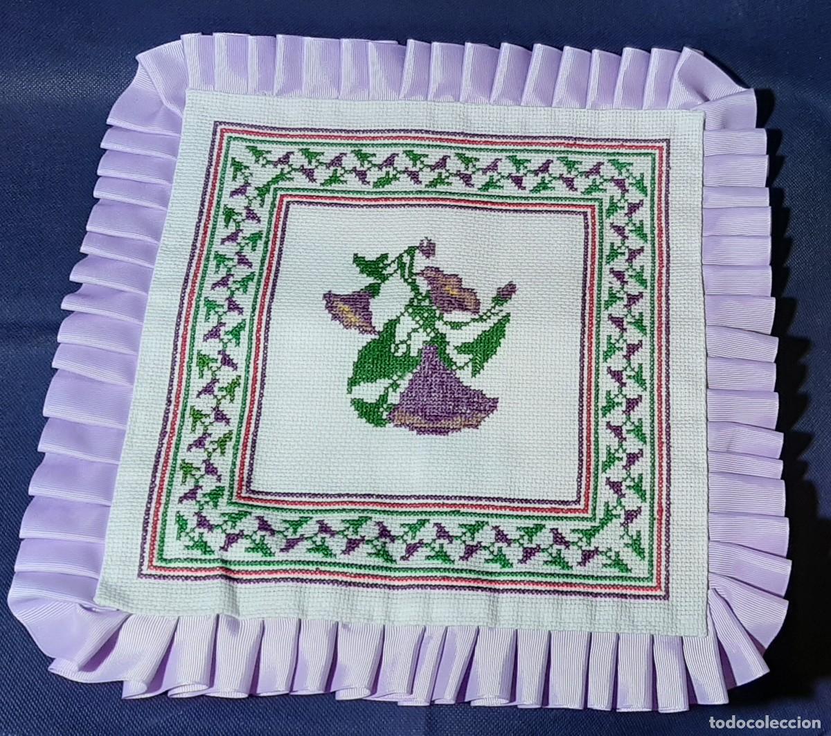 Vintage: Funda coj&iacute;n violeta en petit point - Foto 1
