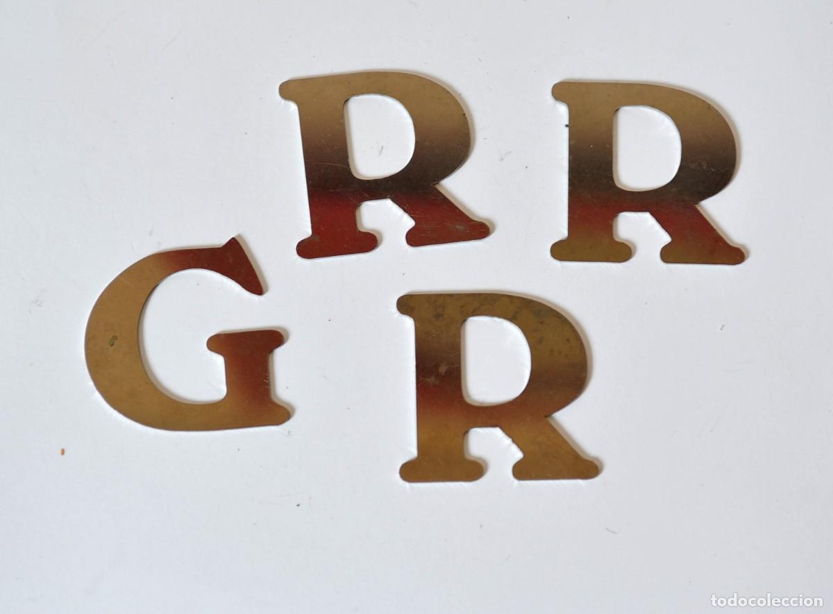 Vintage: 4 peque&ntilde;as letras corp&oacute;reas de acero inoxidable. Una letra g y tres letras r. Miden 5,5 x 5,5 cm