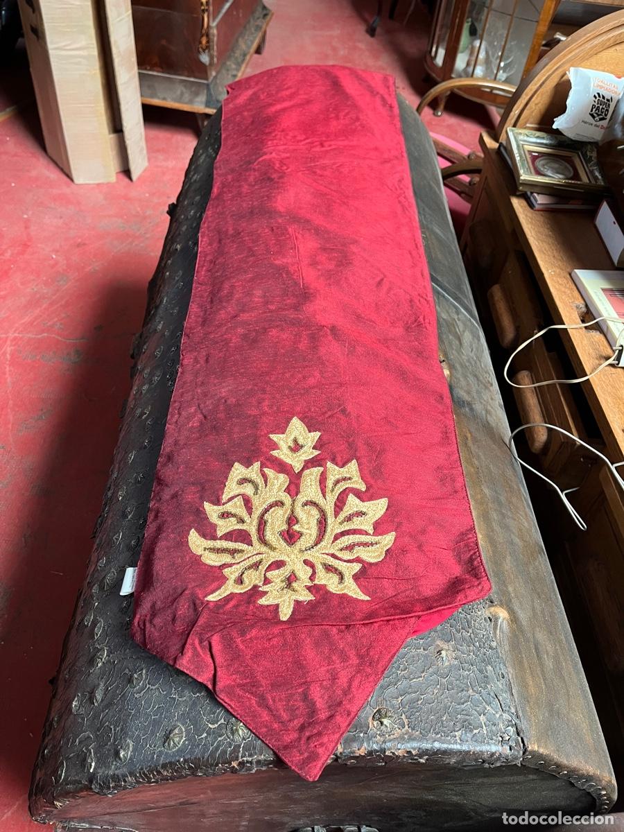 Vintage: Tapete vintage rojo con adornos en dorado, sin uso.