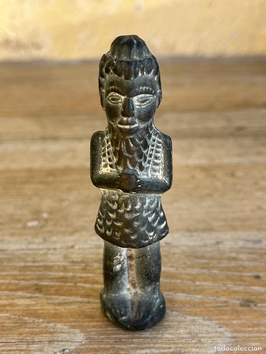 Vintage: Peque&ntilde;a figura oriental. Piedra negra pintada.
