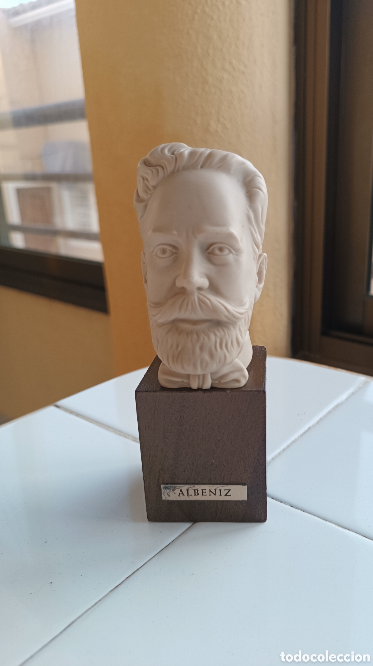 Vintage: Busto Isaac ALB&Eacute;NIZ en resina y soporte en madera.