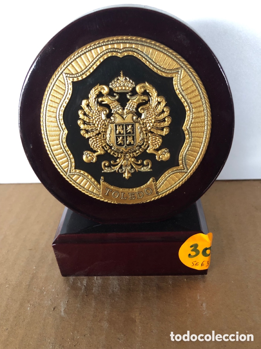 Vintage: escudo de toledo en metal tipo damasquino y madera