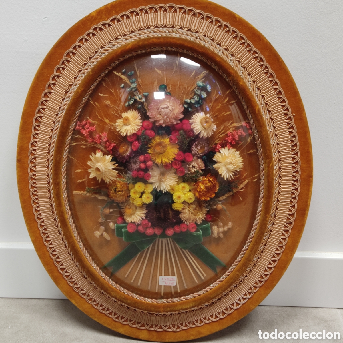 Vintage: Cuadro roset&oacute;n ovalado de flores secas sobre terciopelo. Tama&ntilde;o grande 46x38 aprox.