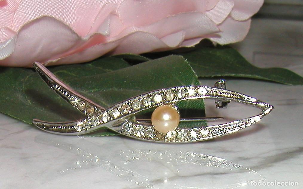 Vintage: Broche vintage con ba&ntilde;o de plata, cristales de bohemia y perla central D&eacute;cada 50-60