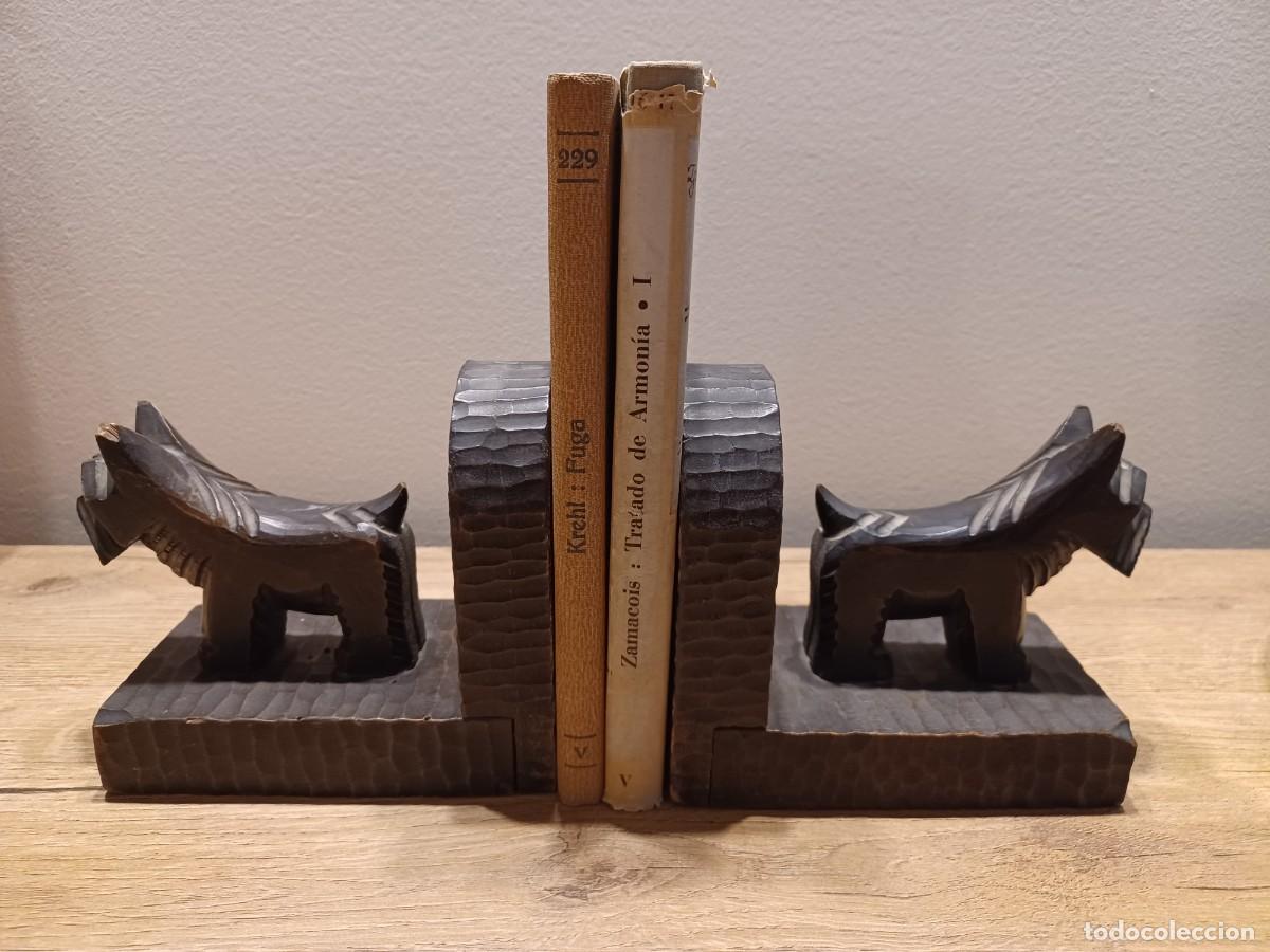 Vintage: Sujeta libros de madera figuras de perros. - Foto 1