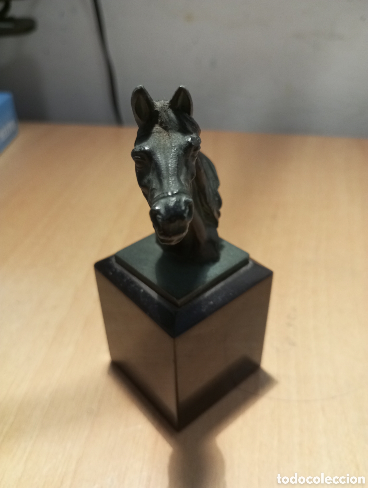 Vintage: Cabeza de caballo En bronce sobre peana de m&aacute;rmol negro