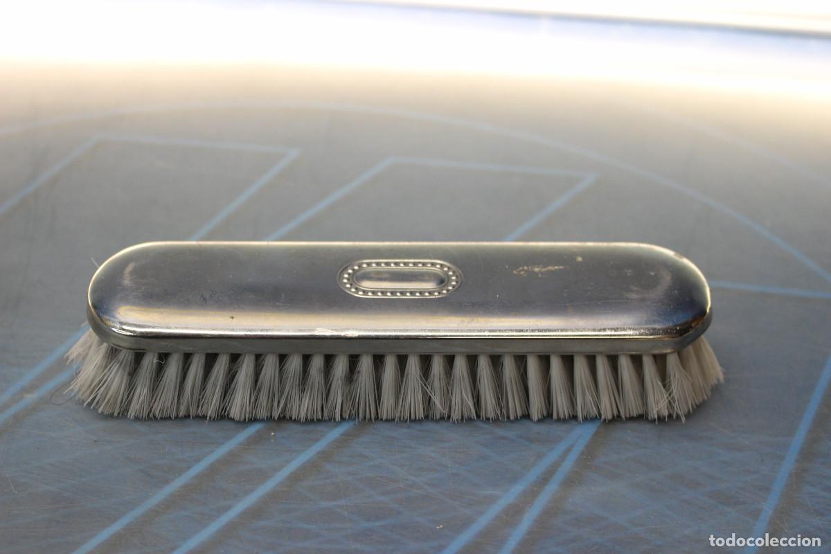 Vintage: Cepillo para ropa forrado en metal plateado.