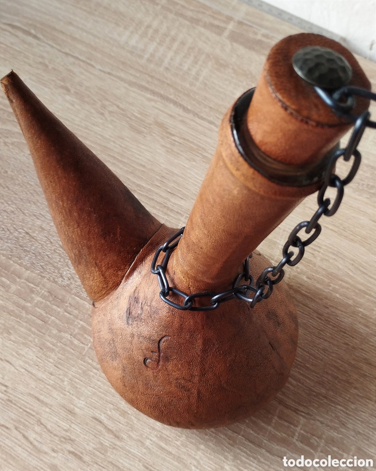 Vintage: PORRON DE CRISTAL FORRADO DE PIEL.PORRON DE VINO ESPA&Ntilde;OL CON DETALLE MARCADO. Altura 23 cm