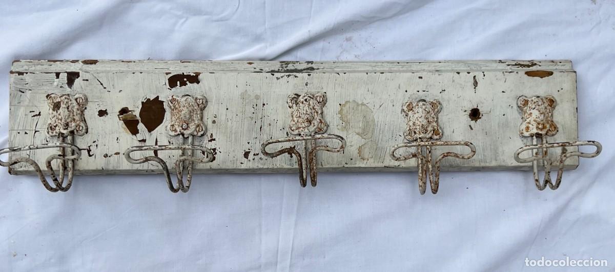 Vintage: Colgador de madera con ganchos de hierro
