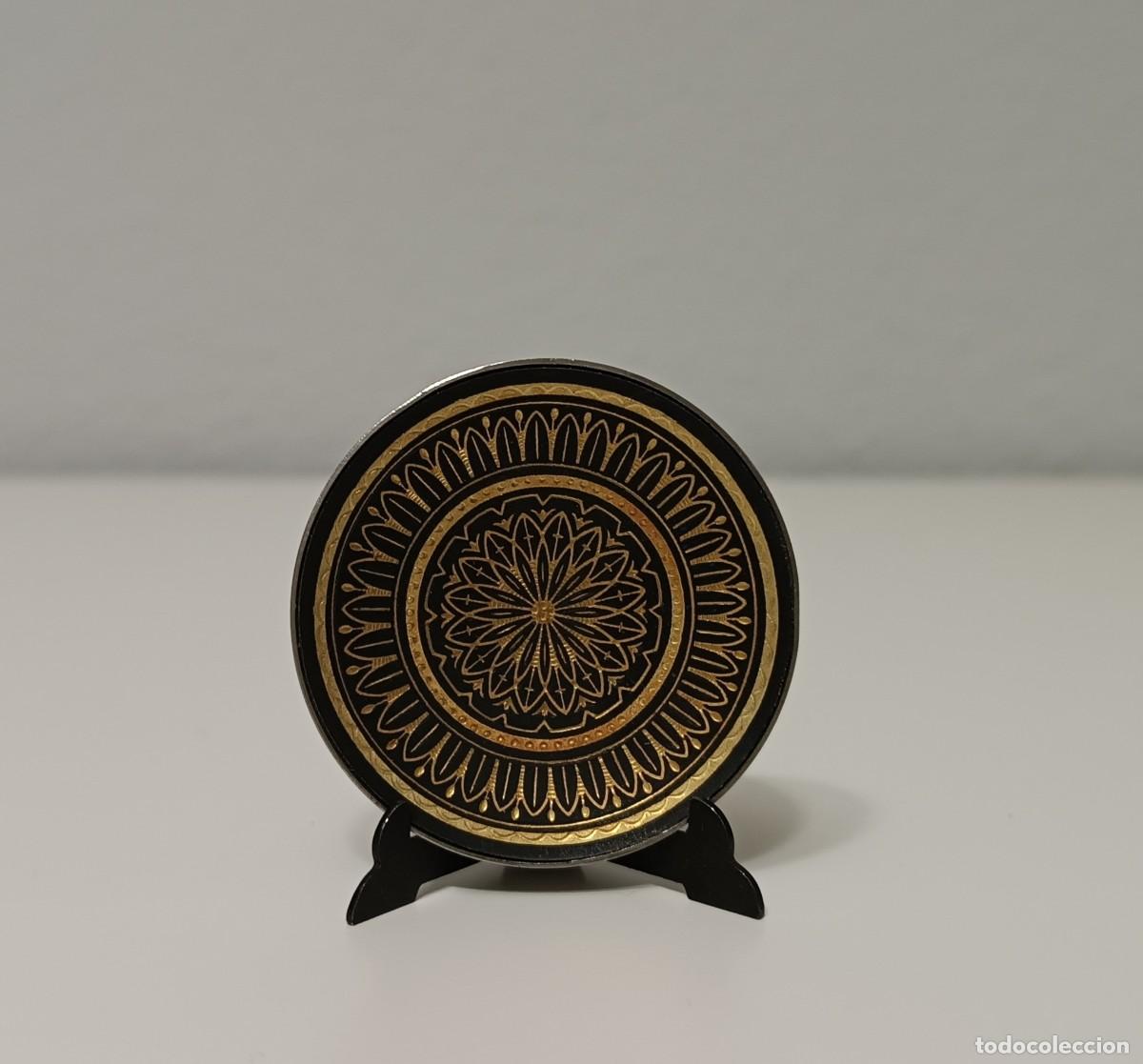 Vintage: Adorno / Figura decorativa. Plato peque&ntilde;o met&aacute;lico con motivos &aacute;rabes (Vintage) (Di&aacute;metro: 4,5 cm.).