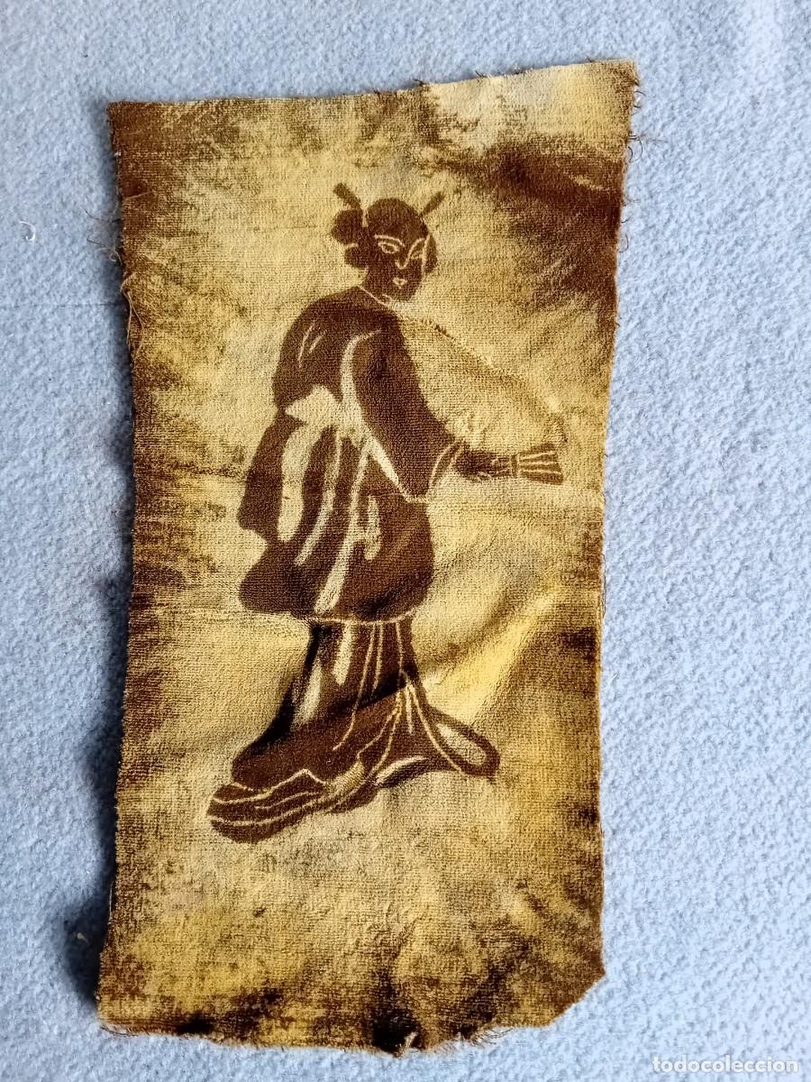 Vintage: Figura oriental sobre terciopelo - Foto 1
