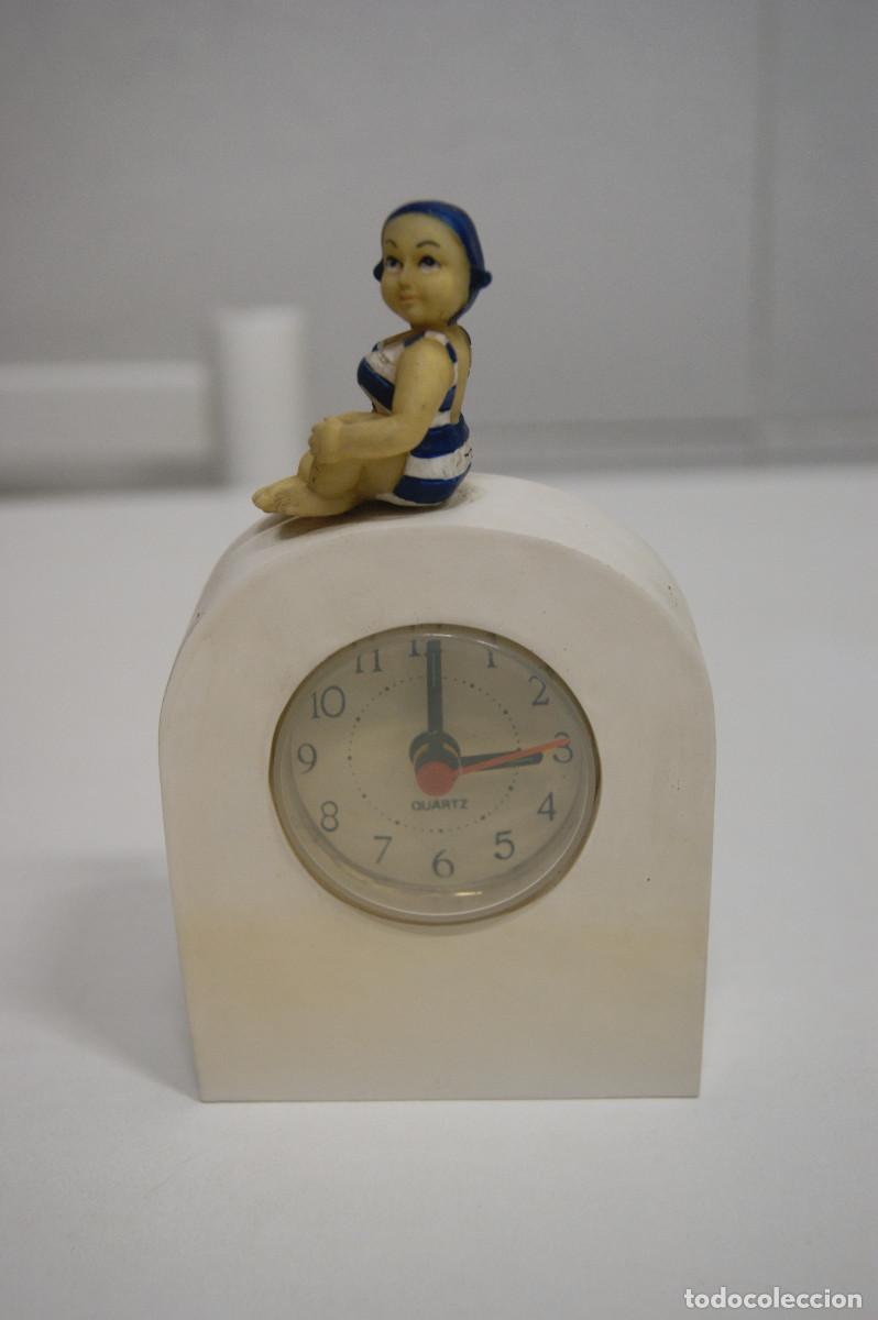 Vintage: Reloj despertador blanco con mu&ntilde;eca - Foto 1
