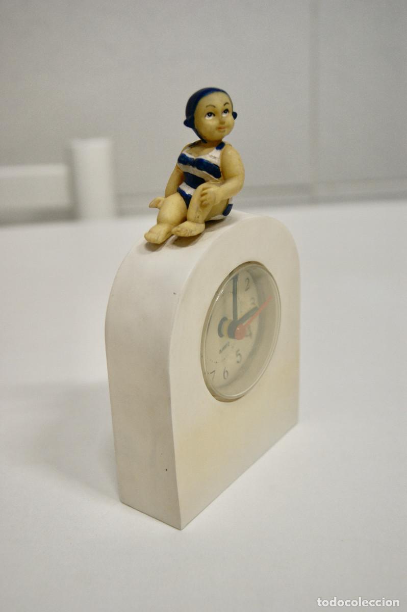 Vintage: Reloj despertador blanco con mu&ntilde;eca - Foto 2