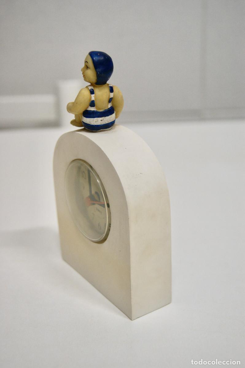 Vintage: Reloj despertador blanco con mu&ntilde;eca - Foto 3