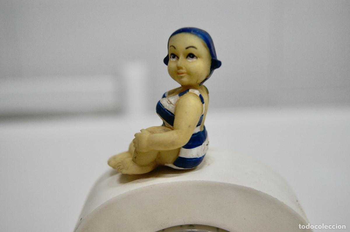 Vintage: Reloj despertador blanco con mu&ntilde;eca - Foto 4