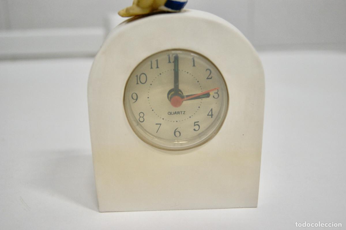 Vintage: Reloj despertador blanco con mu&ntilde;eca - Foto 5