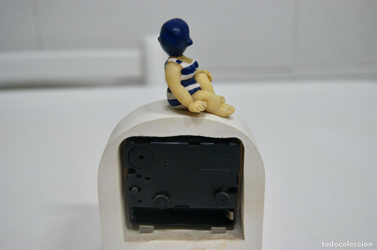 Vintage: Reloj despertador blanco con mu&ntilde;eca - Foto 6