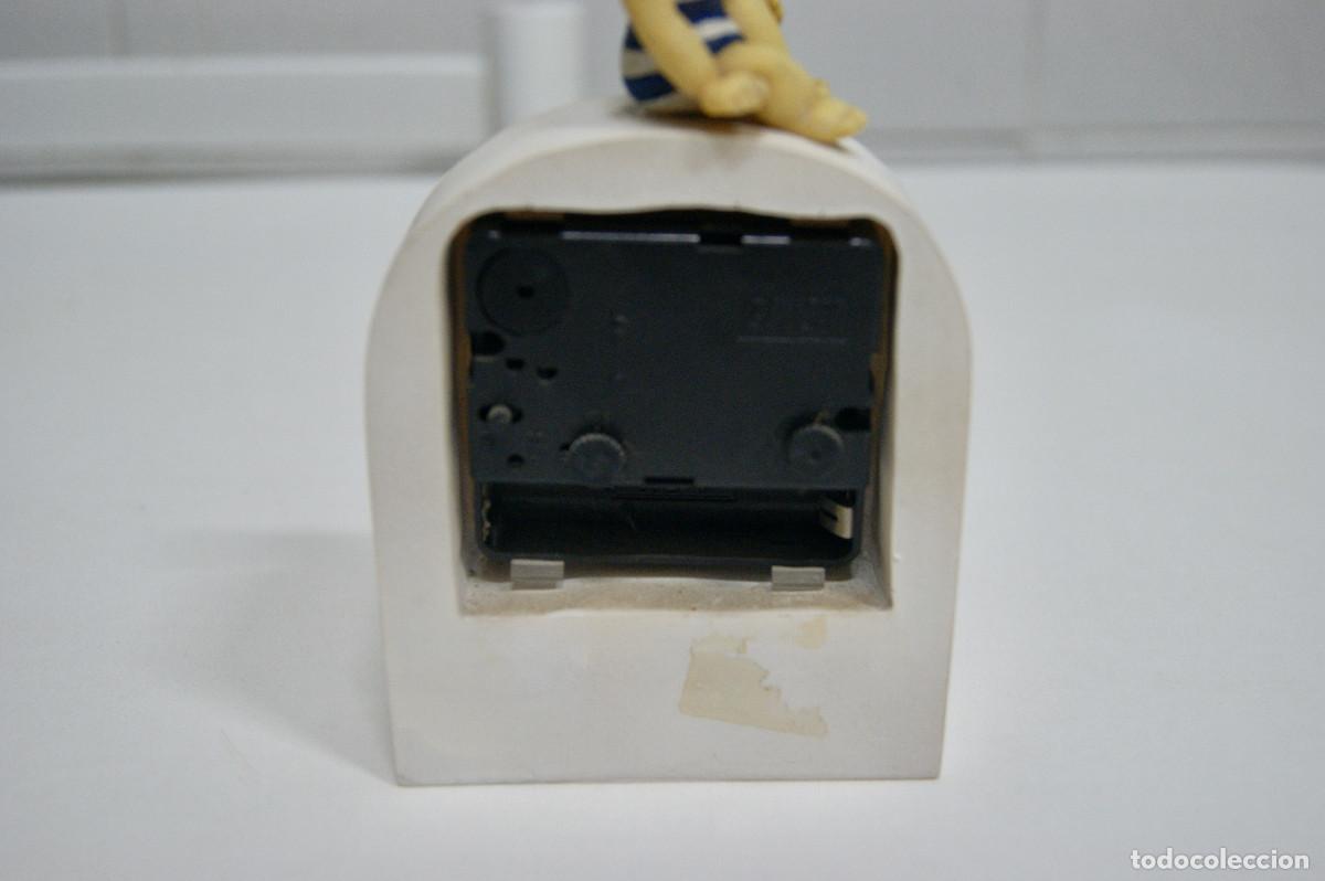 Vintage: Reloj despertador blanco con mu&ntilde;eca - Foto 7