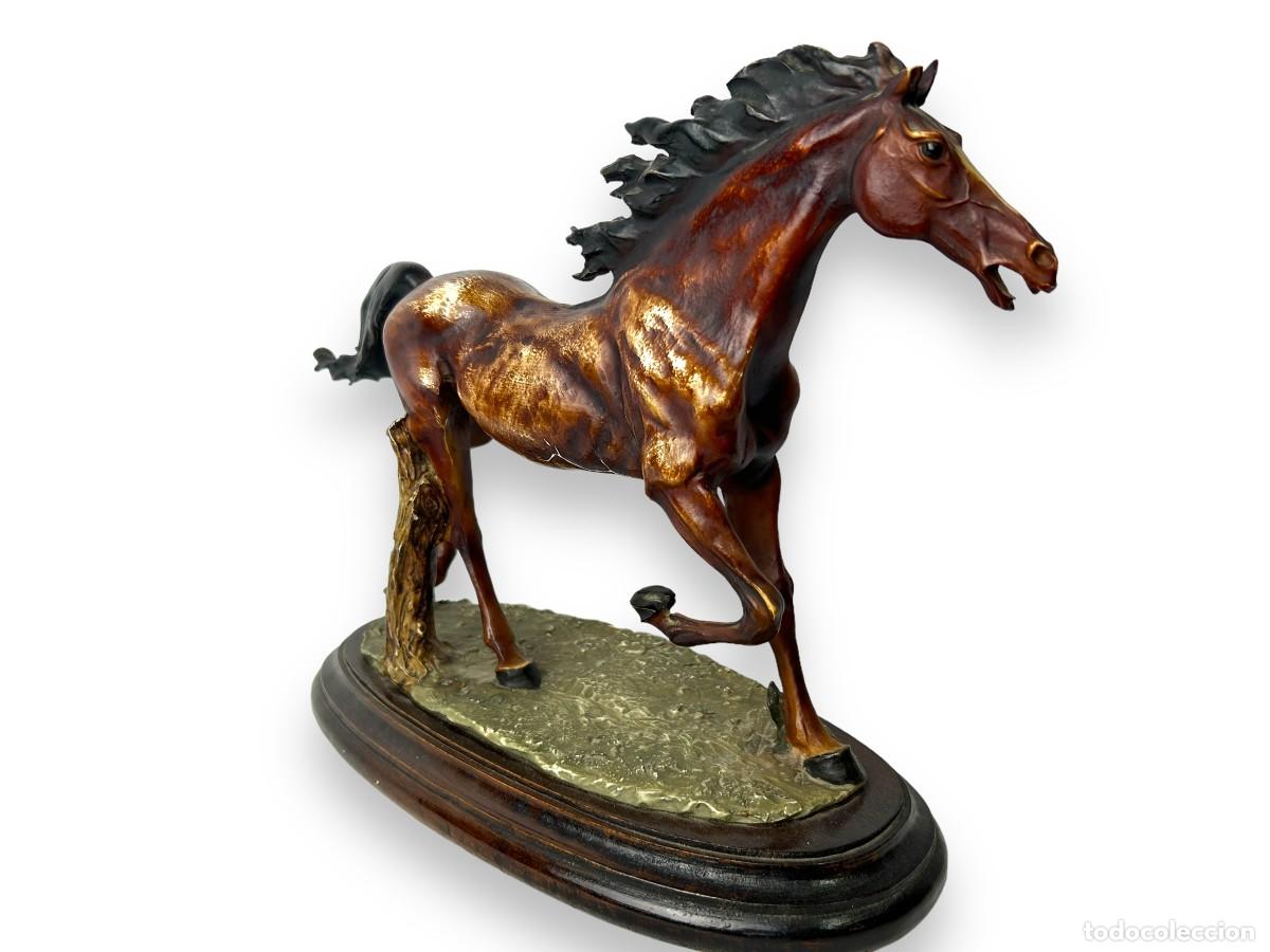 Vintage: Caballo de resina sobre base - Foto 5