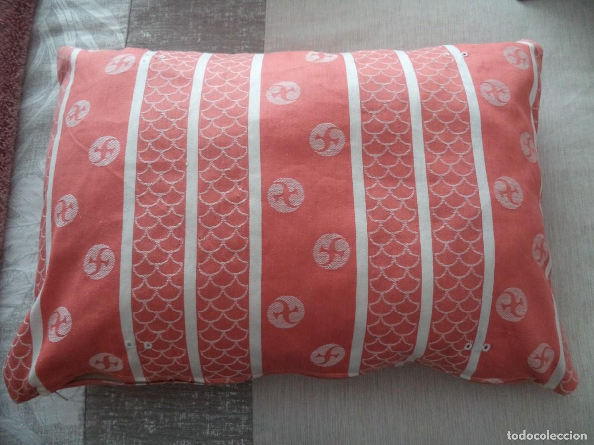 Vintage: Cojin rectangular ,hecho con tela original de los antiguos colchones. - Foto 1