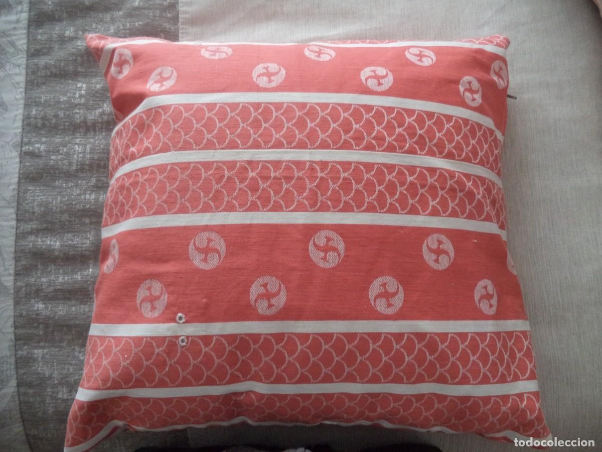 Vintage: Cojin cuadrado ,hecho con tela original de los antiguos colchones.