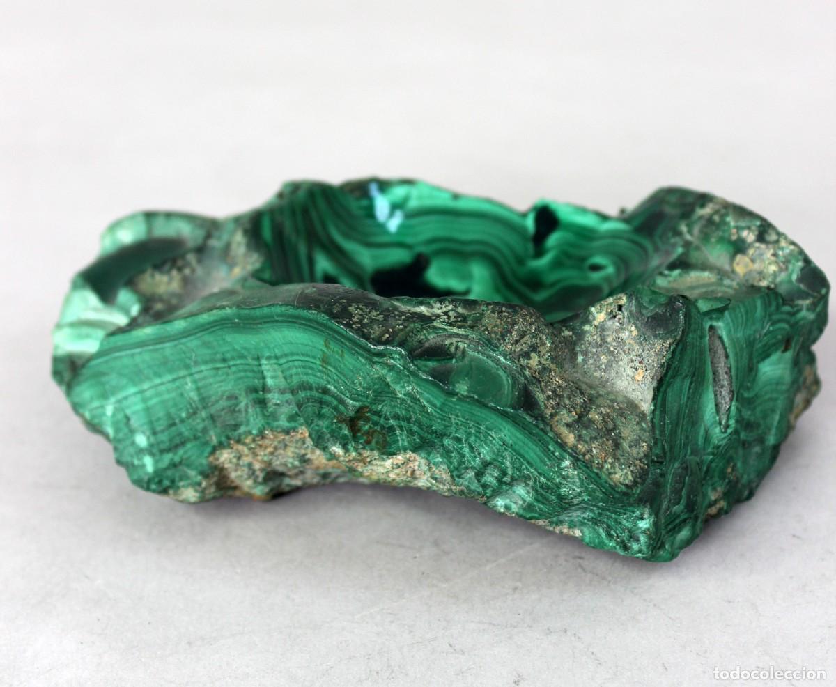 Vintage: Piedra de malaquita trabajada c&oacute;mo cenicero mediados del siglo XX