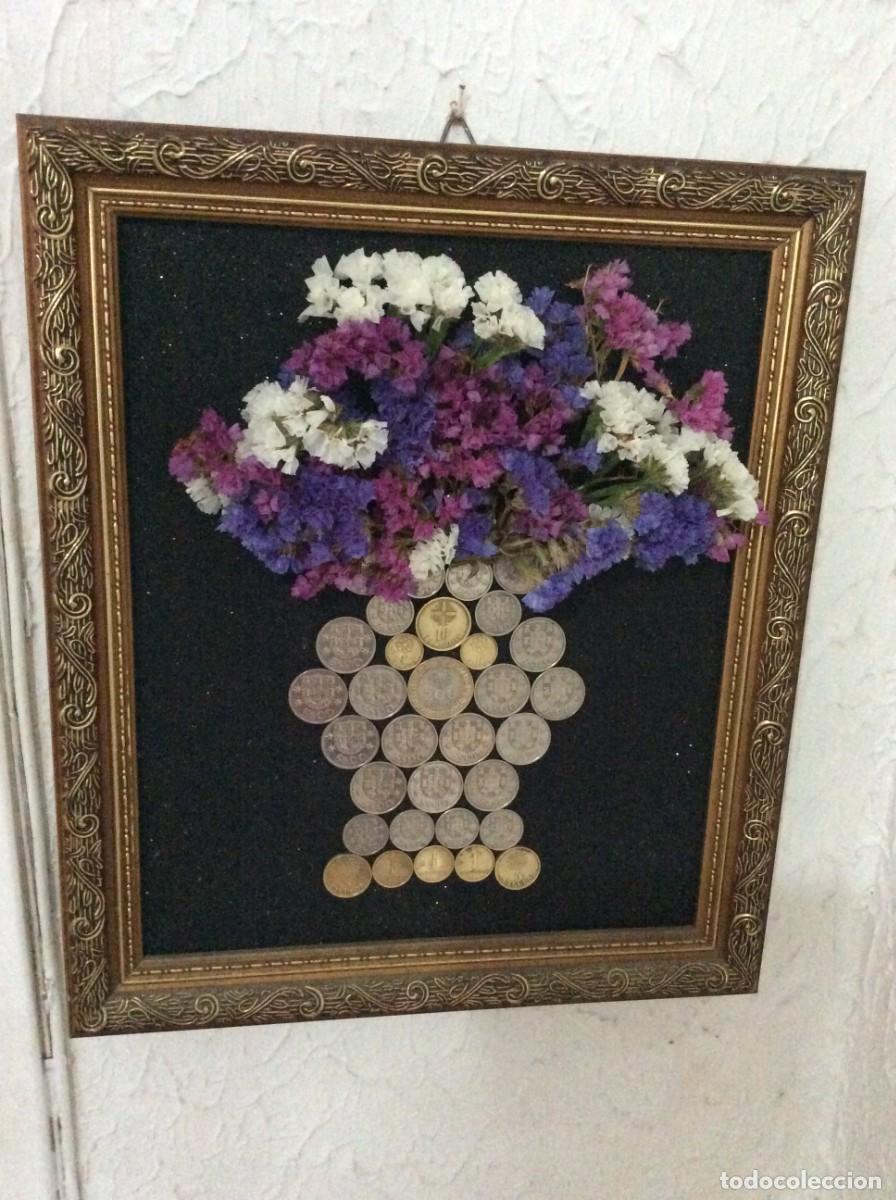 Vintage: Precioso cuadro con monedas de escudos antiguas portuguesas, adornado con flores naturales.