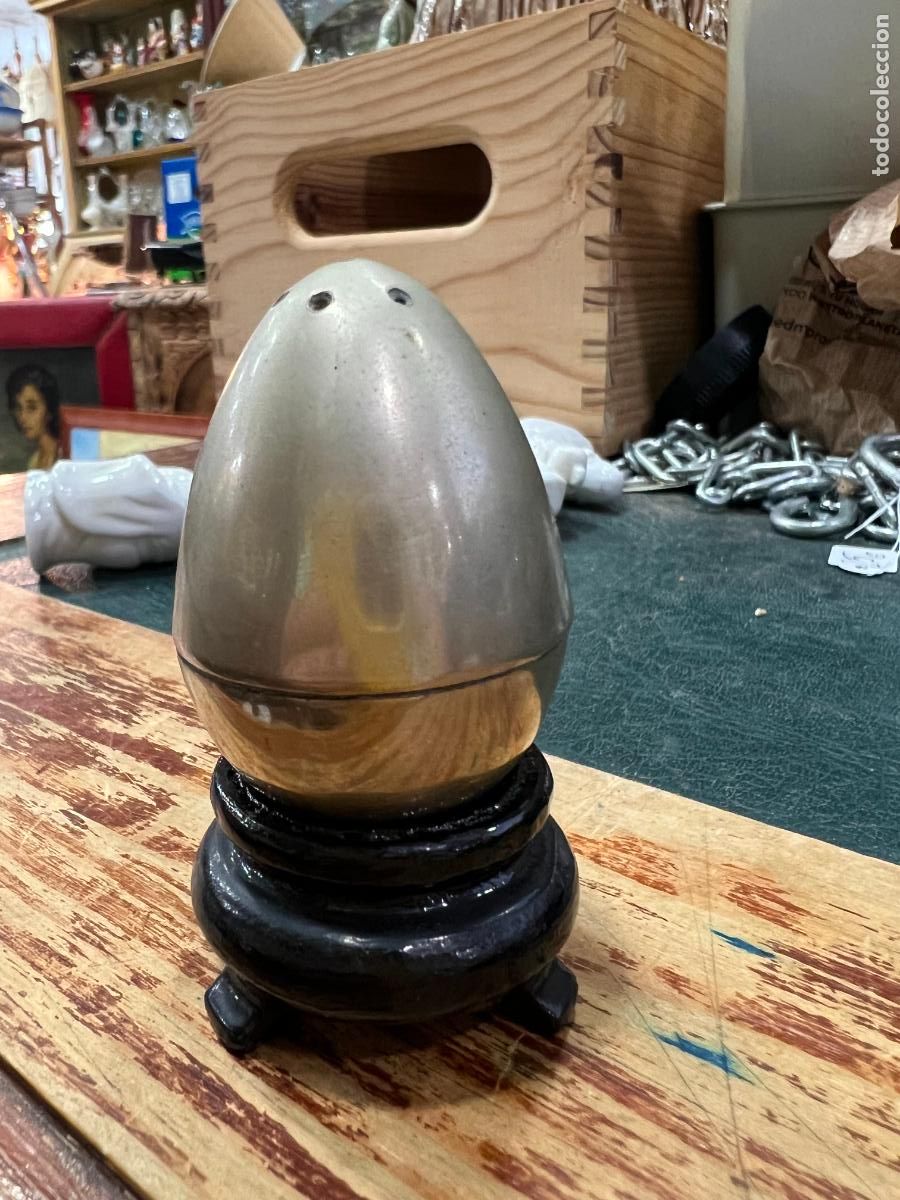 Vintage: SALERO HUEVO DE METAL CON BASE DE MADERA - MEDIDA TOTAL 7,5 CM