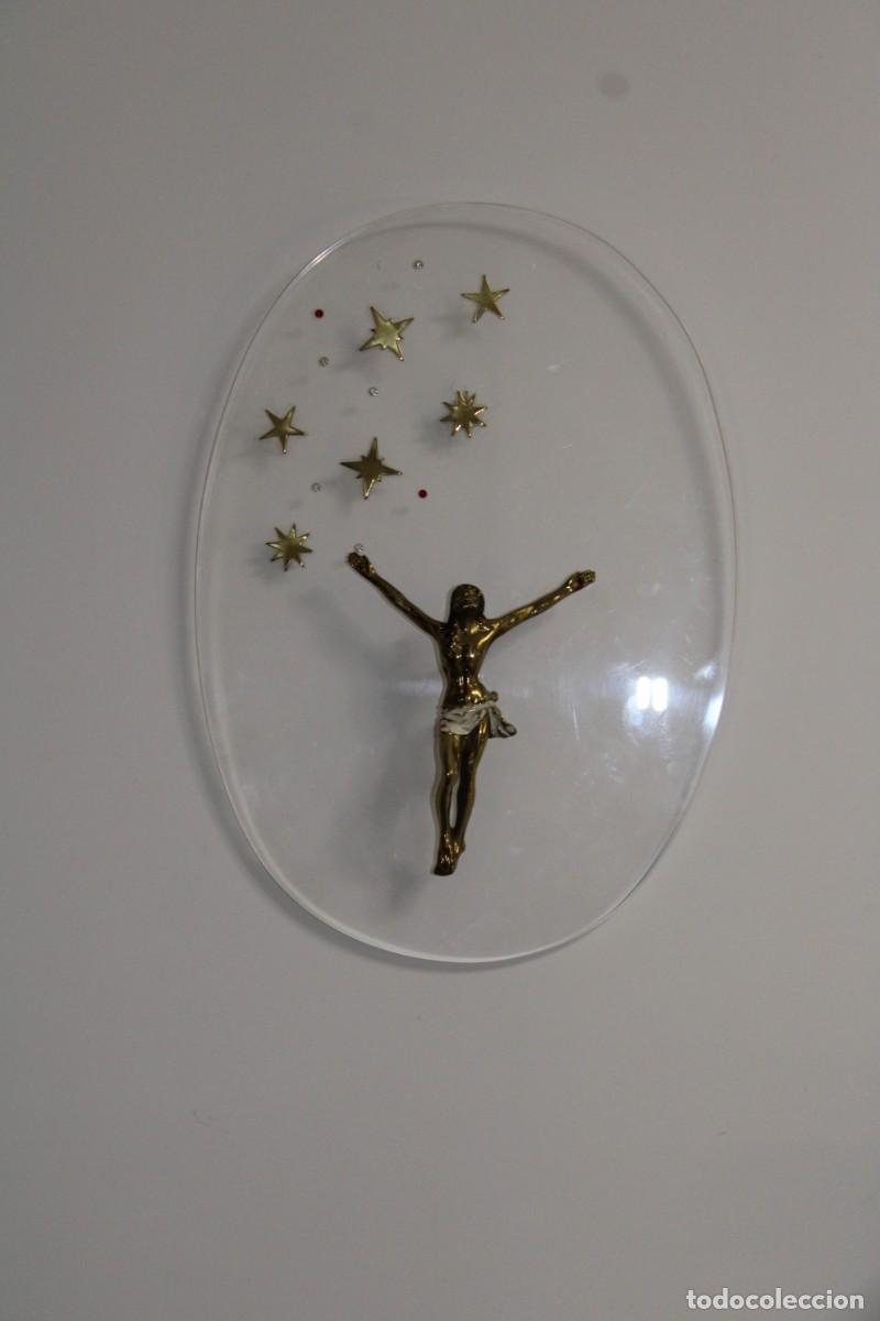 Vintage: CRISTO SOBRE METACRILATO DECORADO. SIGLO XX