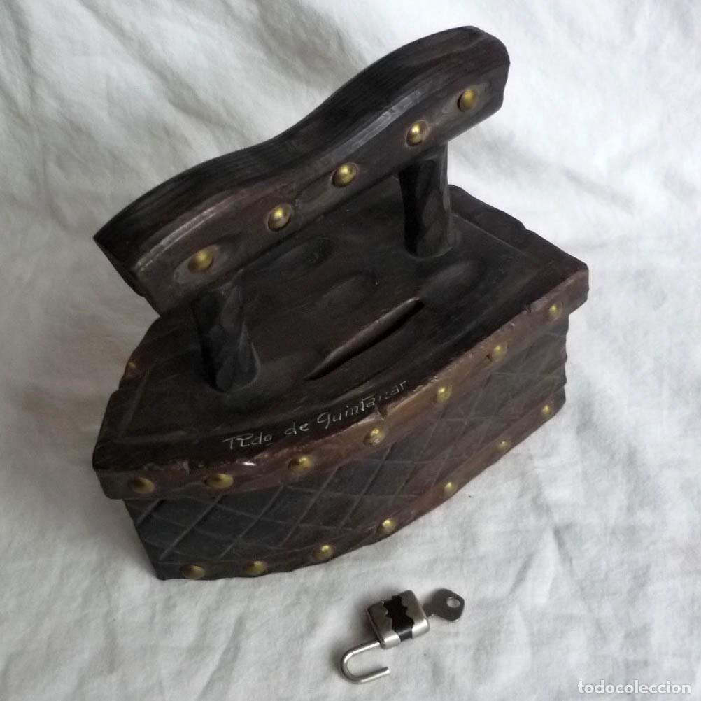 Vintage: Hucha de madera en forma de plancha, candado con llave - Foto 1