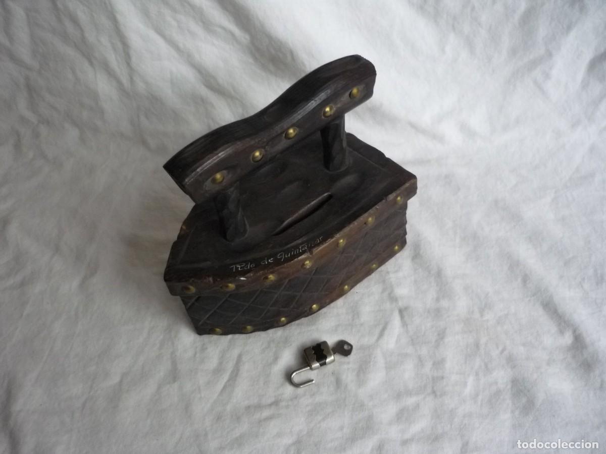 Vintage: Hucha de madera en forma de plancha, candado con llave - Foto 2