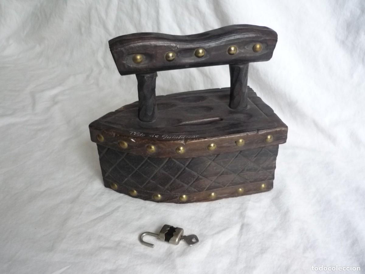Vintage: Hucha de madera en forma de plancha, candado con llave - Foto 3