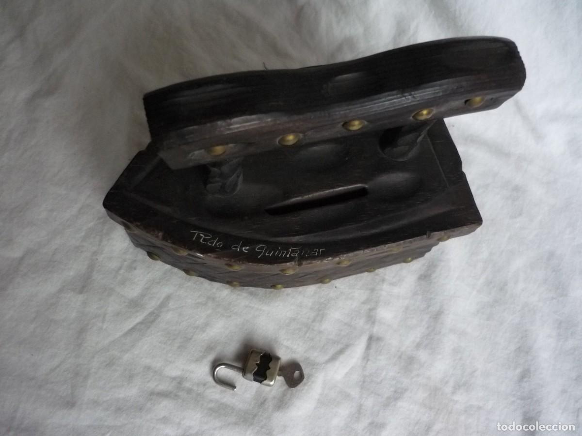 Vintage: Hucha de madera en forma de plancha, candado con llave - Foto 4