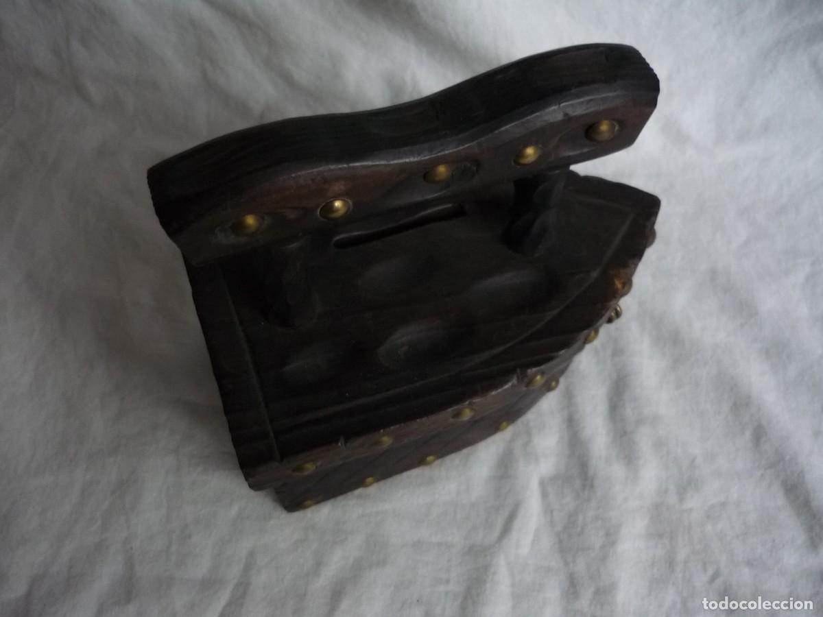 Vintage: Hucha de madera en forma de plancha, candado con llave - Foto 6