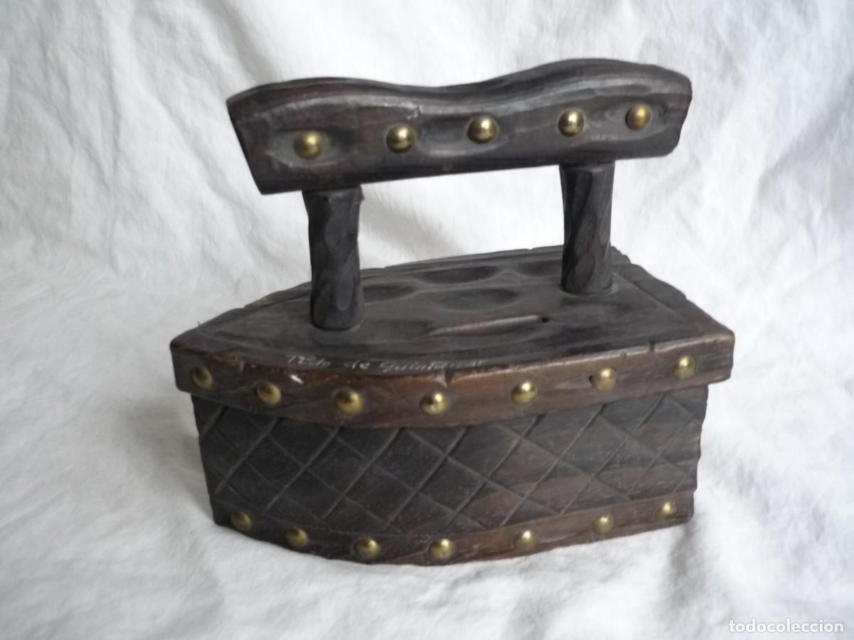Vintage: Hucha de madera en forma de plancha, candado con llave - Foto 8