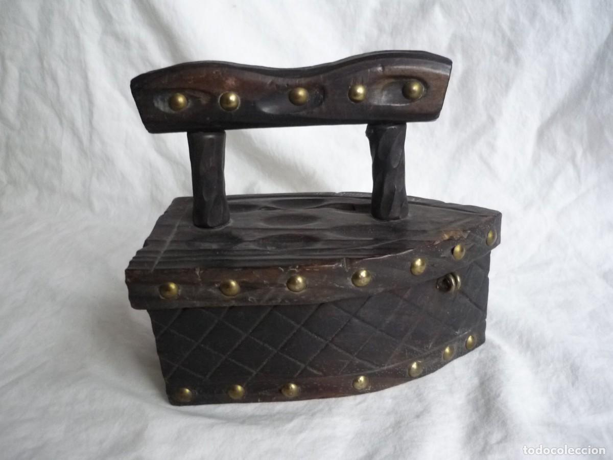 Vintage: Hucha de madera en forma de plancha, candado con llave - Foto 9