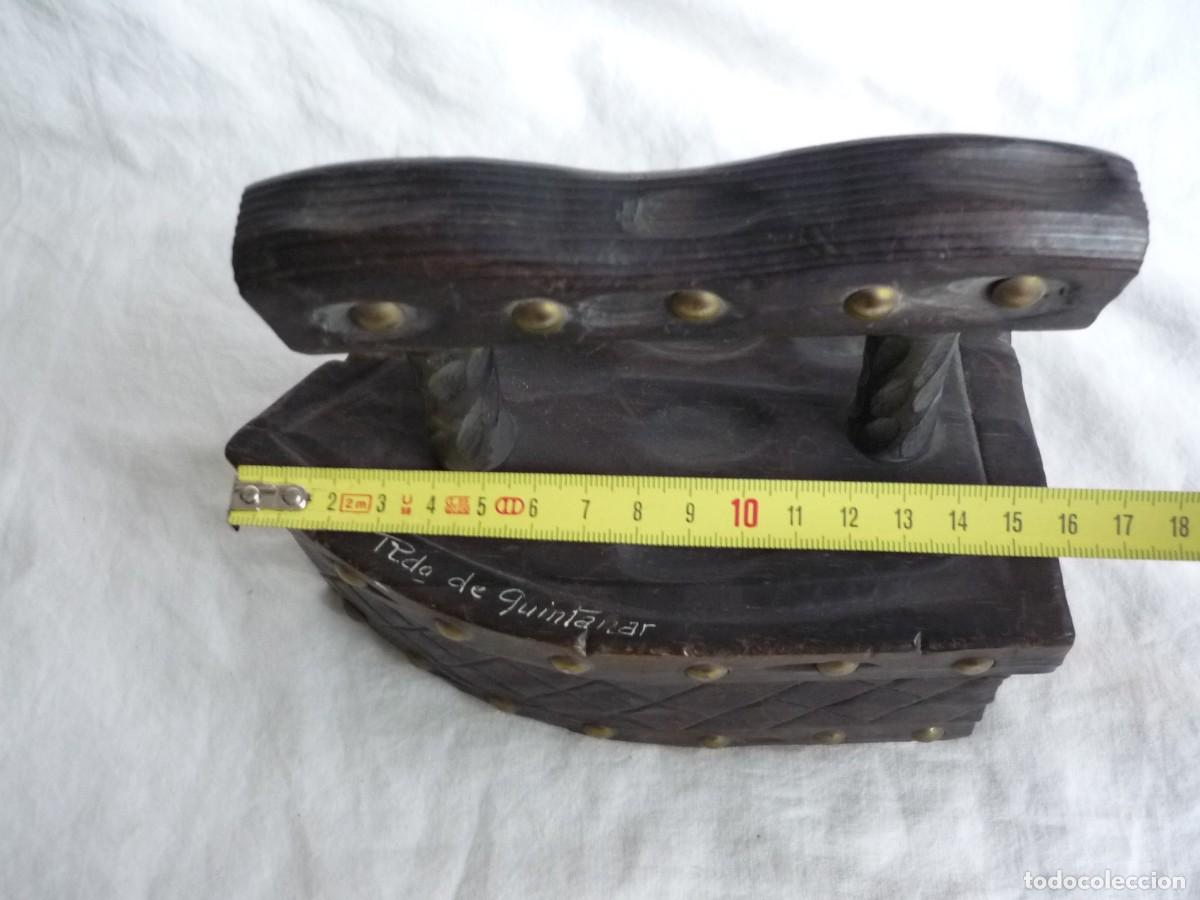 Vintage: Hucha de madera en forma de plancha, candado con llave - Foto 11