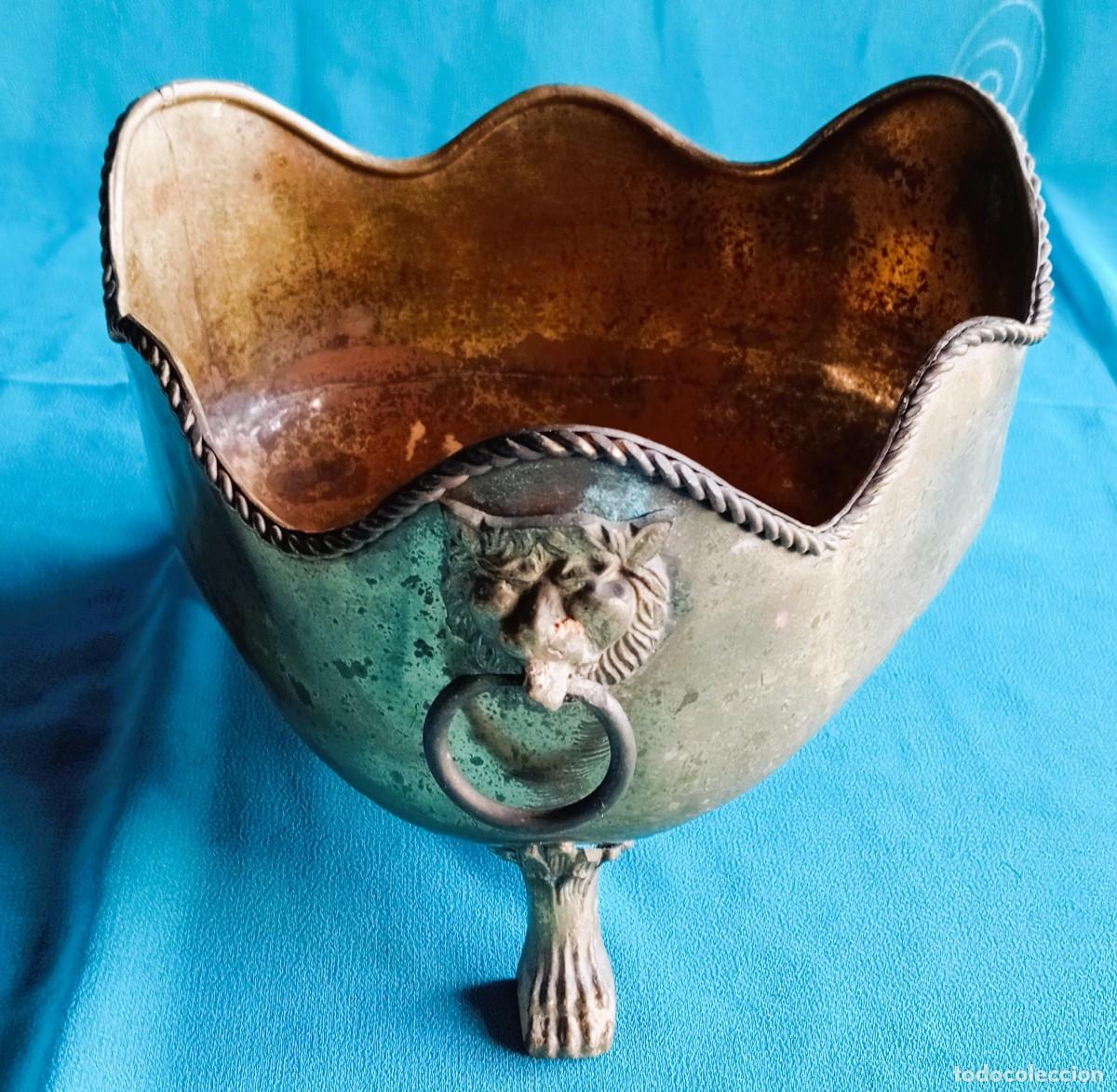 Vintage: CENTRO DE MESA DE BRONCE O LATON, TRIANGULAR DE TRES PATAS - Foto 1