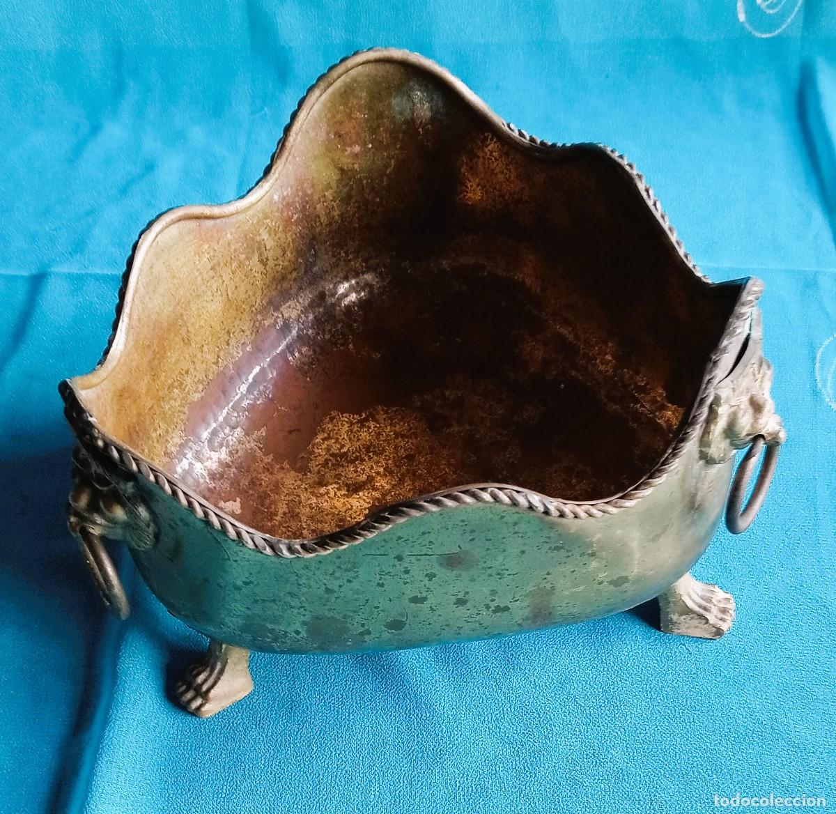 Vintage: CENTRO DE MESA DE BRONCE O LATON, TRIANGULAR DE TRES PATAS - Foto 2