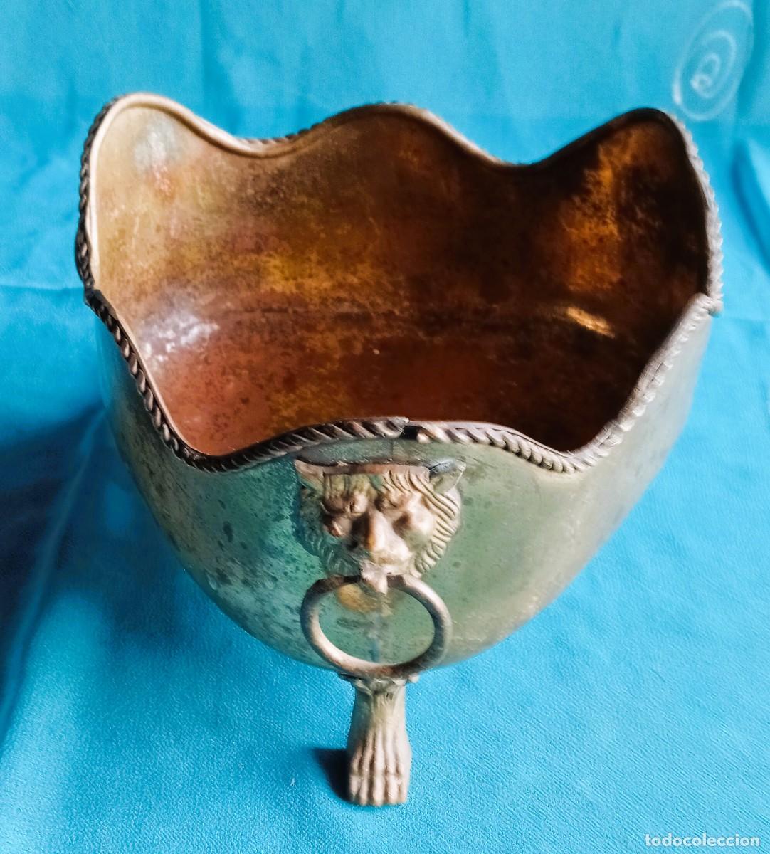 Vintage: CENTRO DE MESA DE BRONCE O LATON, TRIANGULAR DE TRES PATAS - Foto 3