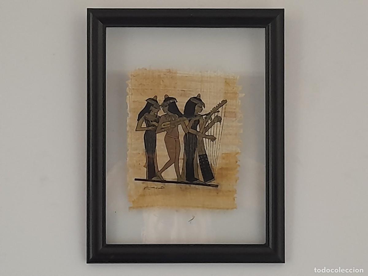 Vintage: Papiro egipcio pintura 3 muchachas con instrunmentos enmarcado moldura metalica 27x21