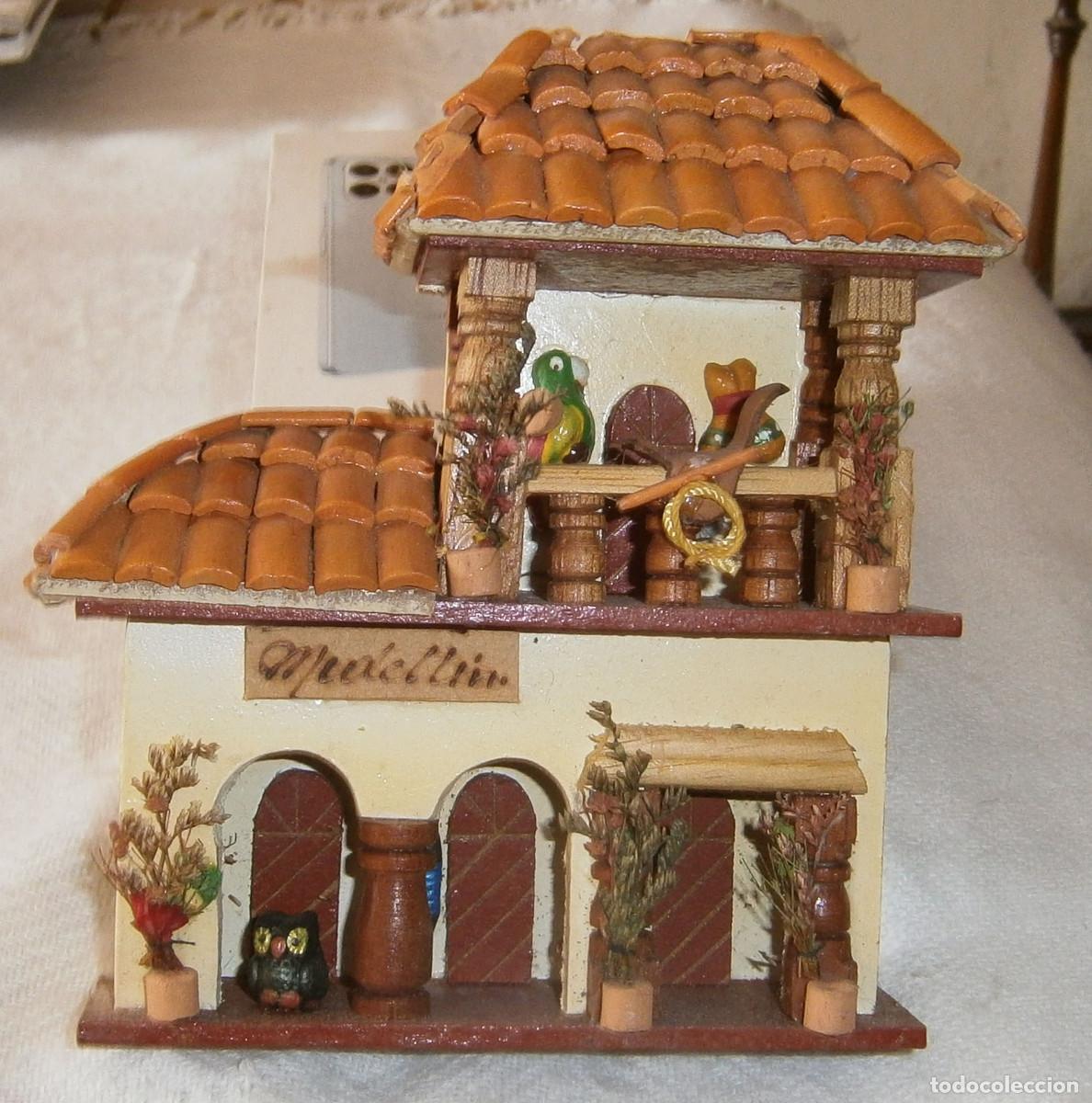 Vintage: casa de madera recuerdo de Medellin (Colombia)