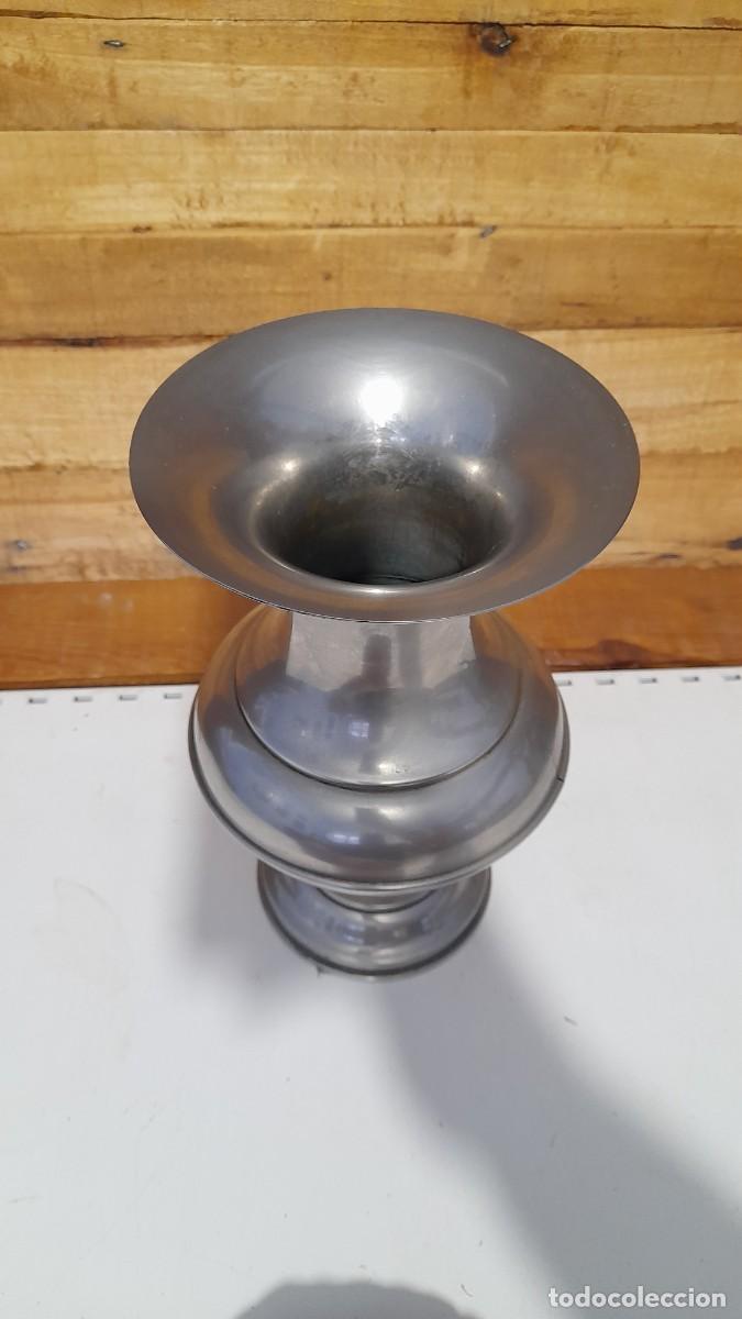 Vintage: Jarron florero de metal plateado con forma de copa - Foto 2