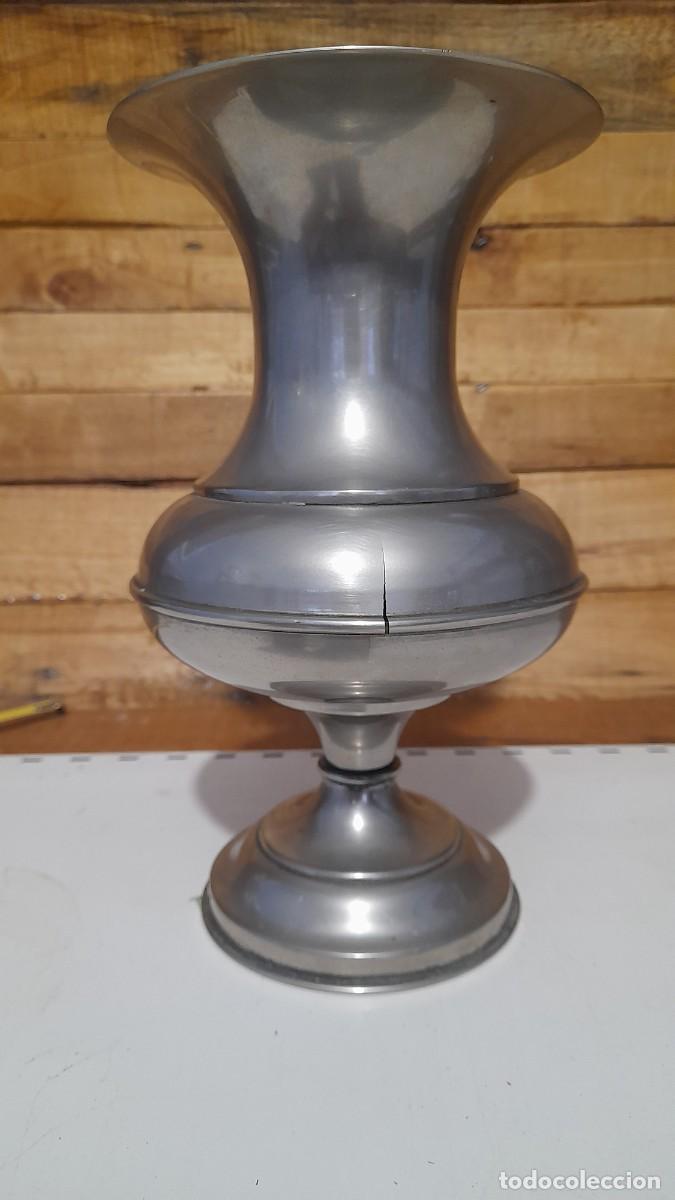 Vintage: Jarron florero de metal plateado con forma de copa - Foto 4