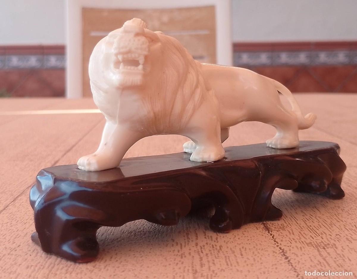 Vintage: Figura de Le&oacute;n sobre Peana Simulando Marfil