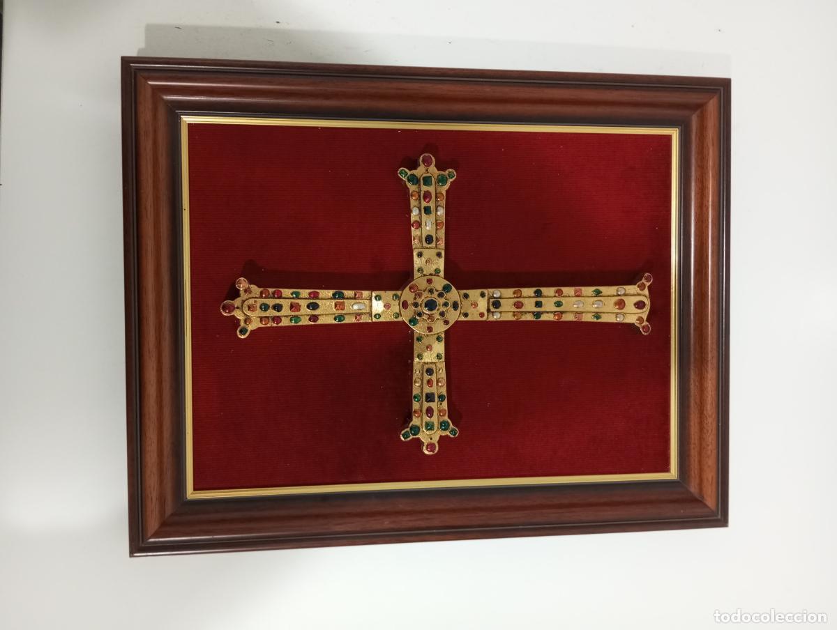 Vintage: CUADRO CRUZ DE LA VICTORIA FONDO ROJO MARCO MADERA