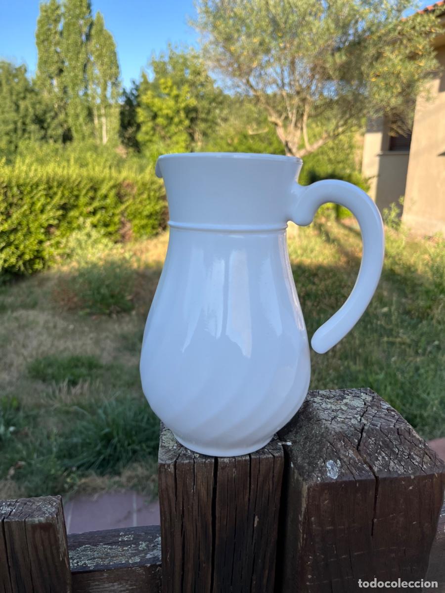 Vintage: Jarra opalina blanca, a&ntilde;o60-70 - Foto 1