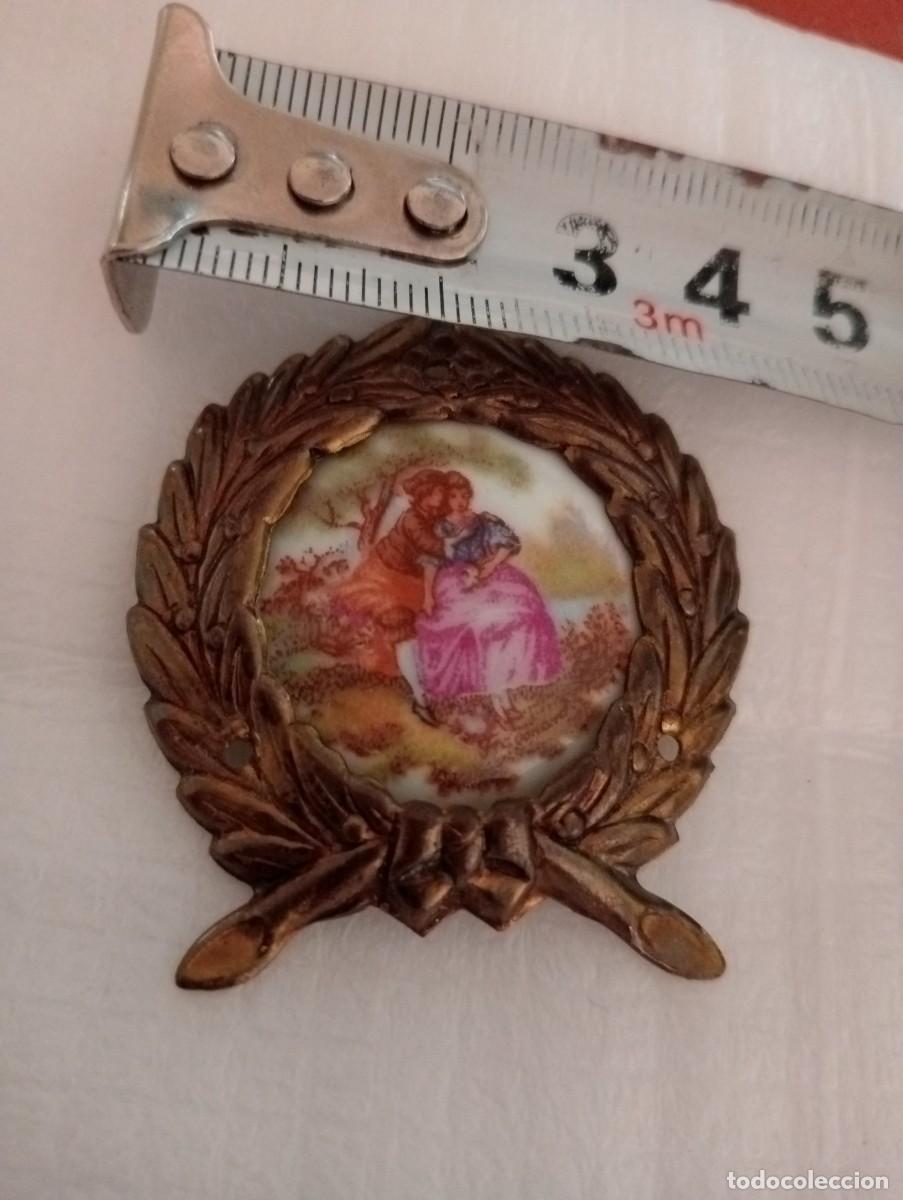 Vintage: INSIGNIA ADORNO DE MUEBLE VINTAGE, LIMOGES CERAMICA Y METAL