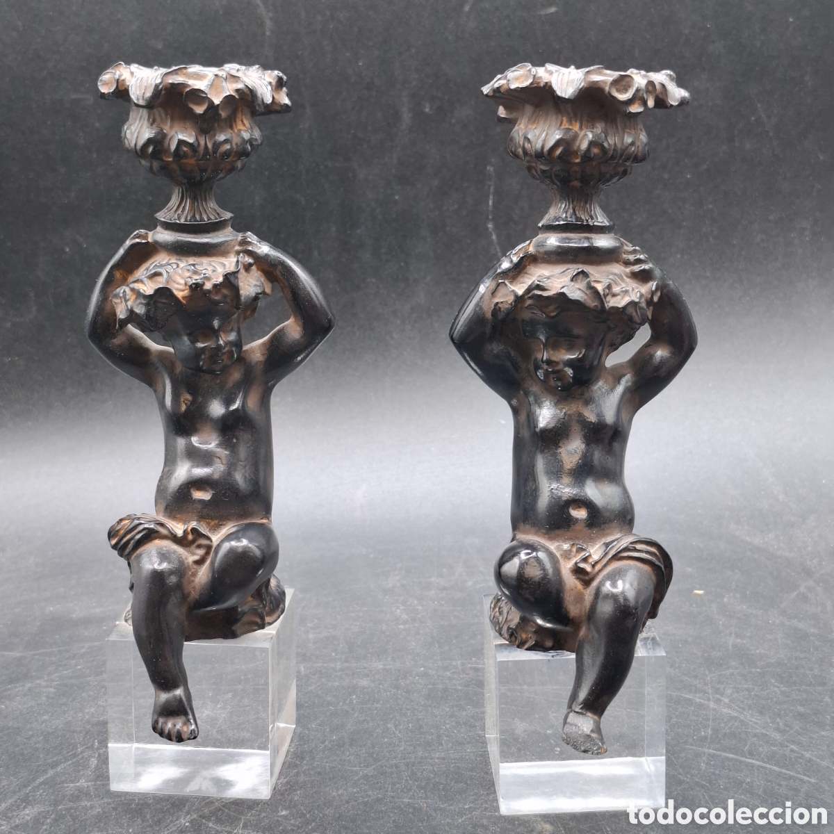 Vintage: PAREJA DE CANDELEROS EN METACRILATO Y PASTA RESINA IMITANDO A BRONCE. Falta en un pie (ver fotos)