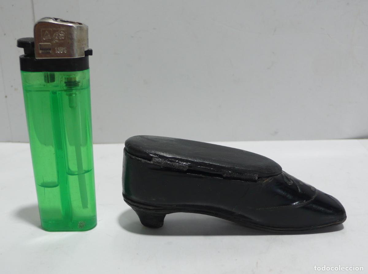 Vintage: PEQUE&Ntilde;O ZAPATITO DE MADERA - Foto 1